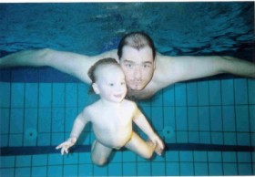 Papa mit Felix - hier 16 Monate alt - unter Wasser