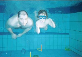 Papa mit Tom - hier 4,5 Jahre alt - unter Wasser